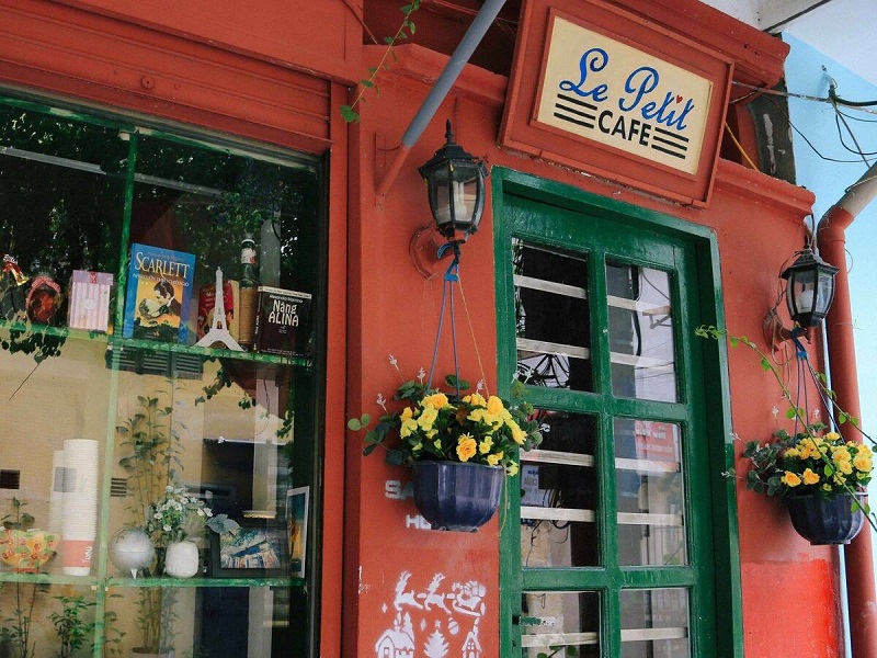 Le Petit Café - Không gian cafe sách cổ kính và độc đáo