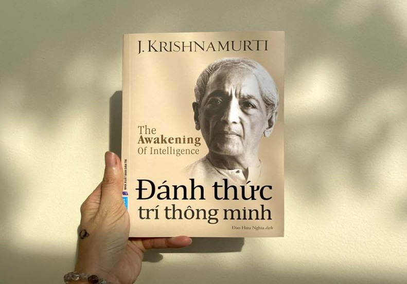 Trong cuốn sách hay "Đánh thức trí thông minh," Jiddu Krishnamurti ghi lại những bài giảng và buổi nói chuyện của mình trên khắp thế giới